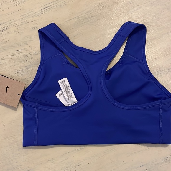Nike Swoosh Bra - Picture 2 of 2